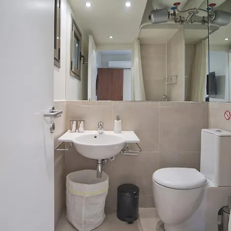 Cozy And Modern Vouliagmeni Athens